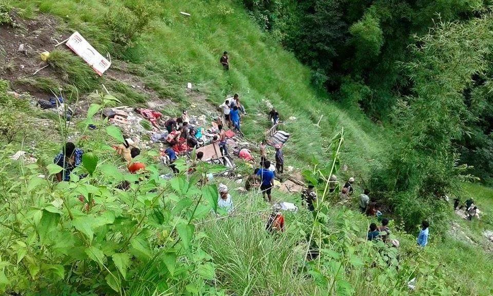 काभ्रे बस दुर्घटनाः त्यो सडकमा बस चलाउन सरकारले अनुमति दिएकै थिएन, ड्राइभरको लाइसेन्स पनि शंकास्पद