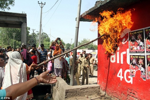 भारतको काश्मिरमा महिलाहरुले जलाए रक्सी पसल