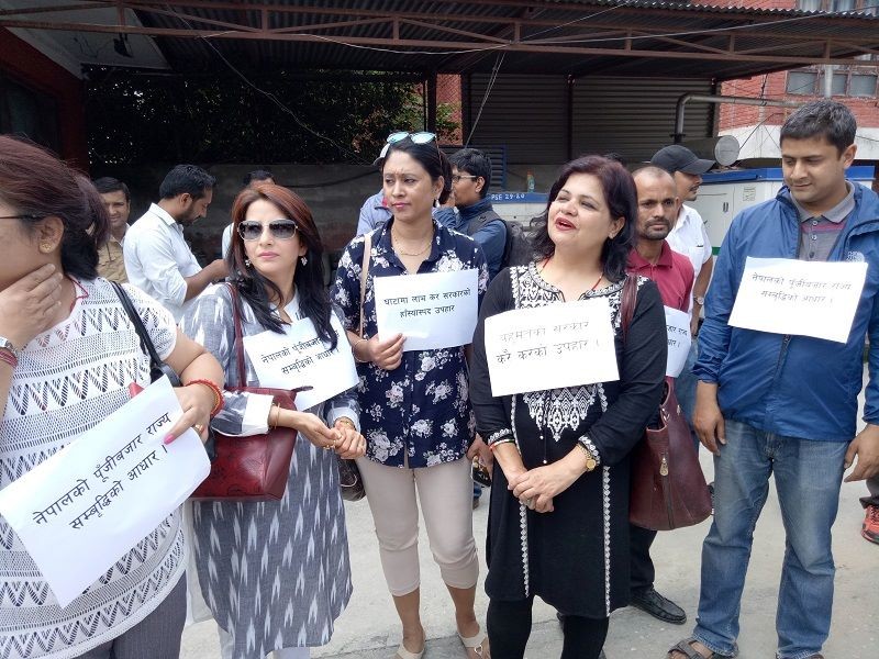 हकप्रद र बोनस शेयर वृद्धिकाे विराेधमा लगानीकर्ताद्वारा कारोबार ठप्प