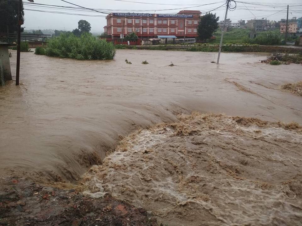 मकवानपुरमा बाढी, भारतीय गाडी बगायो