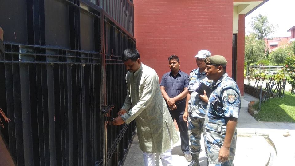 प्रदेश २ का कानुन मन्त्री यादव अाक्राेशित, प्रत्येक कार्यालयमा ताला लगाउँदै हिँडे