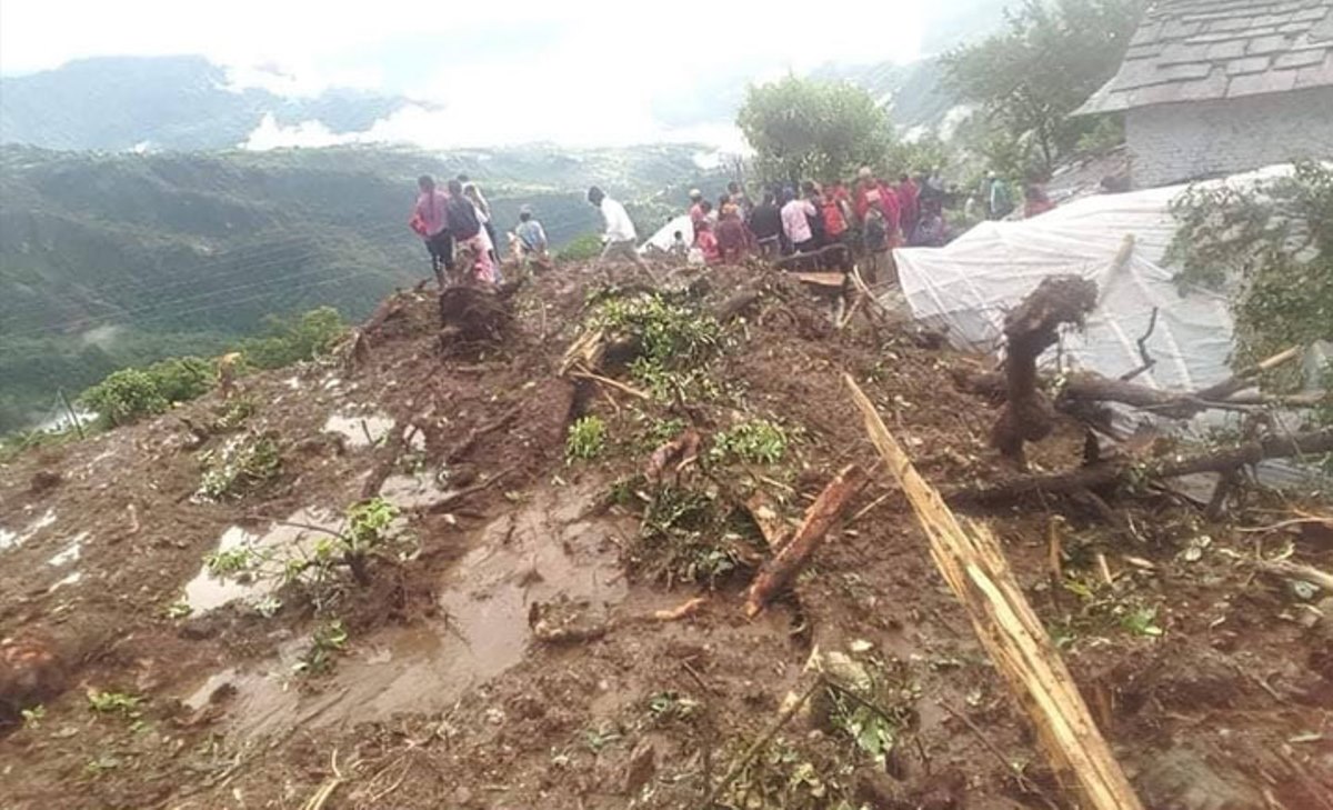 बिहानै दुखद खबर: कुश्मामा पहिरो जाँदा ५ जनाको मृत्यु, थप चार जना बेपत्ता