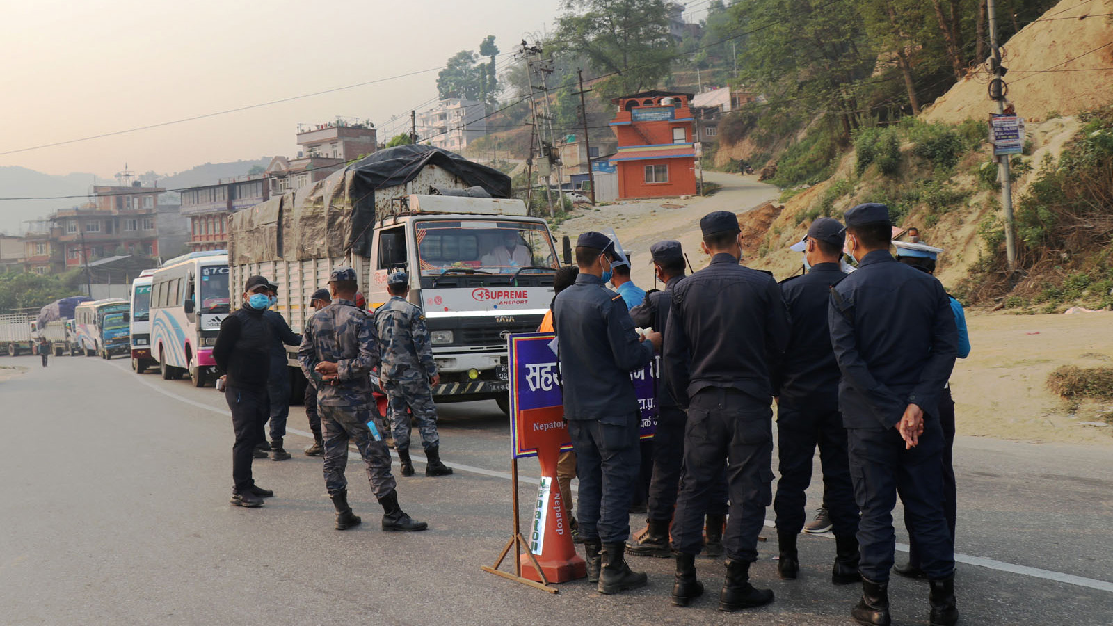 काभ्रेपलाञ्चोक र भक्तपुरको सिमा साँगामा बिहीबार सवारी साधन जाँच गर्दै प्रहरी । कोरोना भाइरस(कोभिड–१९) तिब्र गतिमा फैलिरहेको अवस्थामा सरकारले रोगको सङ्क्रमण रोकथाम र न्यूनिकरणका लागि आजदेखि निषेधाज्ञा जारी गरेपछि उपत्यका प्रवेश गर्ने नाकामा प्रशासनले कडाई गरेको छ ।