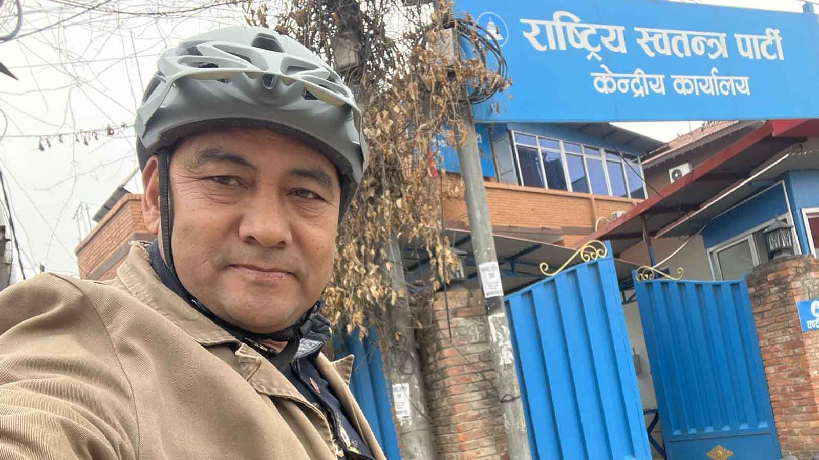 विश्व साइकल यात्री पुस्कर शाहलाई रास्वपाको कार्यालयमा छिर्न रोक