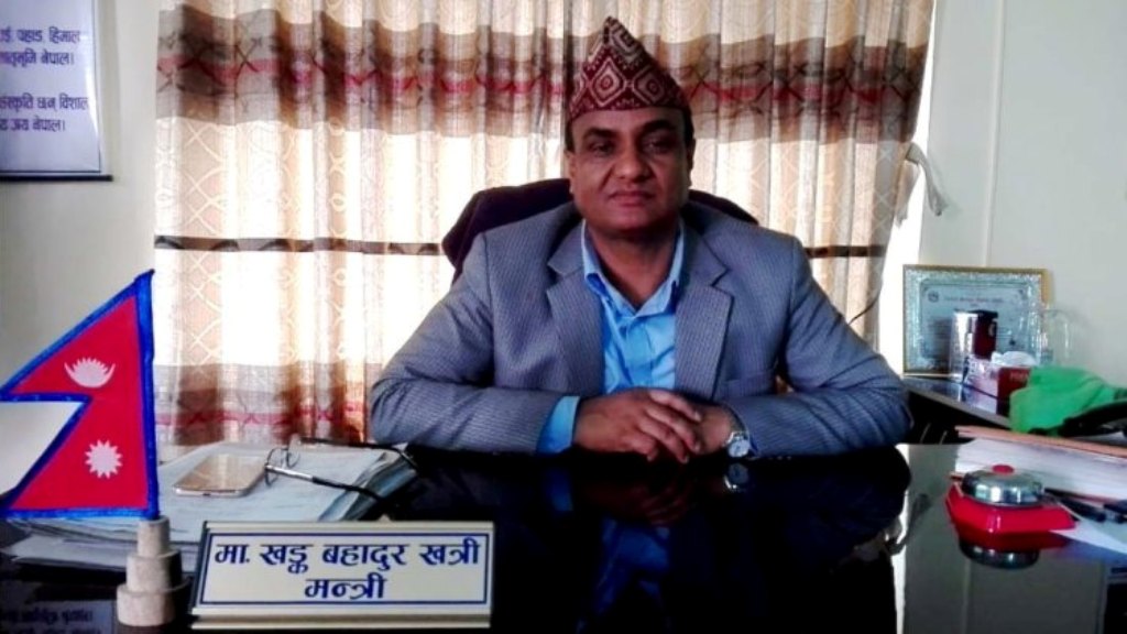 मन्त्री नै ठेकेदार, सडक अधुरा