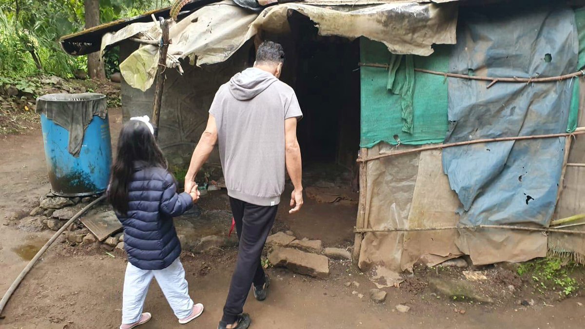 अक्षयकुमार जब एक झुपडीमा पानी माग्न पसे...