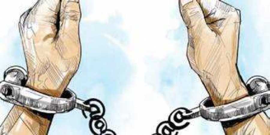 फरार प्रतिवादी पक्राउ