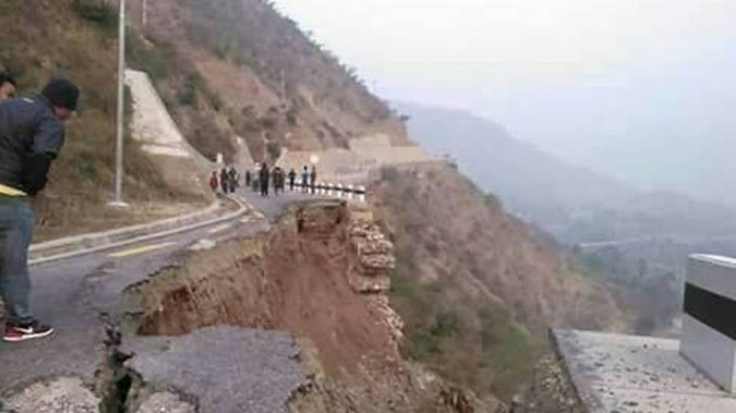पहिरो जाँदा विपी राजमार्ग र हेटौँडा–काठमाडौं सडक अवरुद्ध