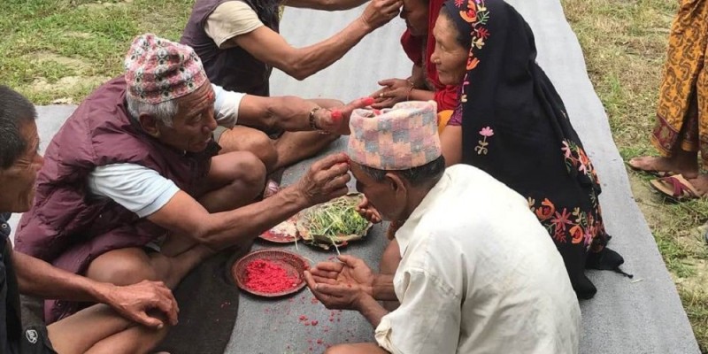 एक महिनाअघि नै टीका र जमरा लगाएर दसैं मनाइयो !