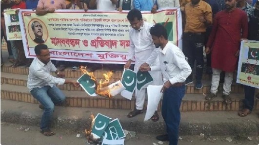 ढाका विश्वविद्यालयको राजु स्मारक मूर्तिकलामा पाकिस्तान विरोधी प्रदर्शन 
