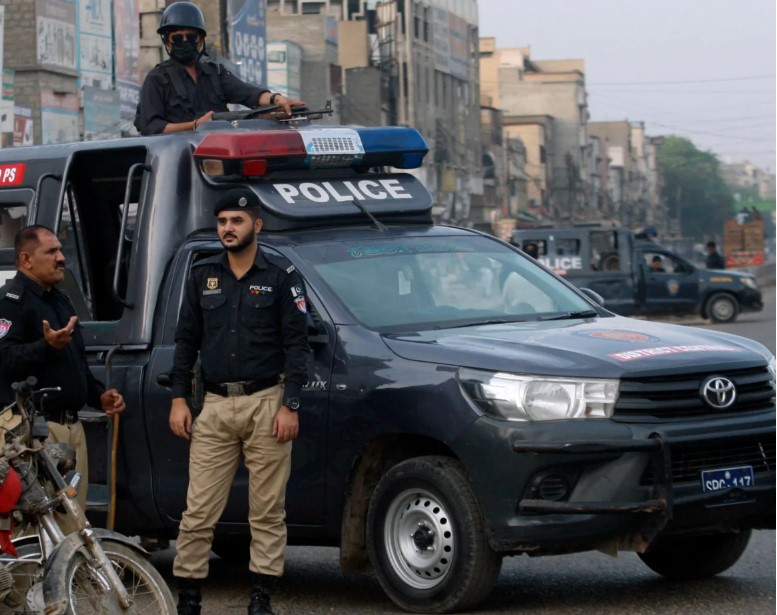 पाकिस्तानी प्रहरीद्वारा महिलाहरूप्रति गरेको अपमानजनक दुर्व्यवहारले फैलियो आक्रोश